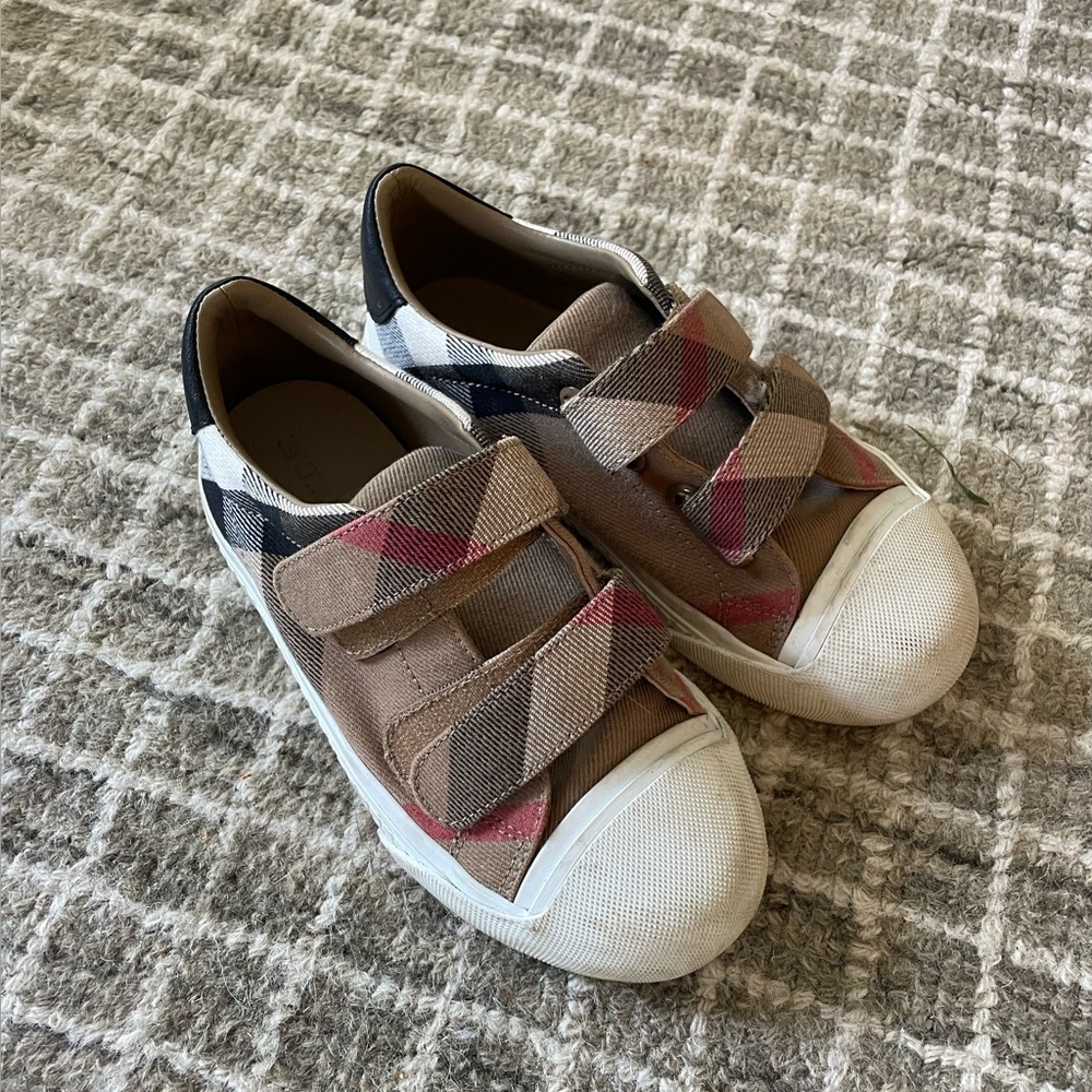 Burrbery, children’s Velcro sneakers. Size 29
